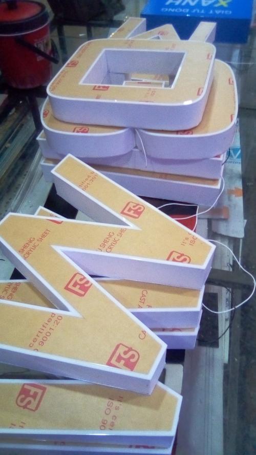 Chữ mica nổi khối có đèn, viền sơn đề mi