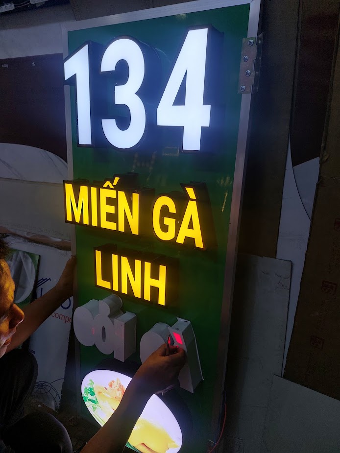 Bảng hiệu alu bóng chữ mica có đèn 2