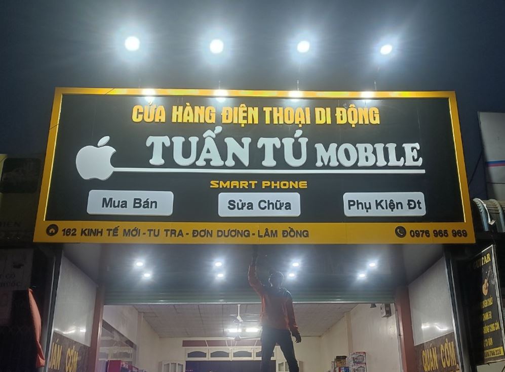 bảng hiệu alu chiếu sáng bằng đèn pha, nội dung chữ mica không đèn