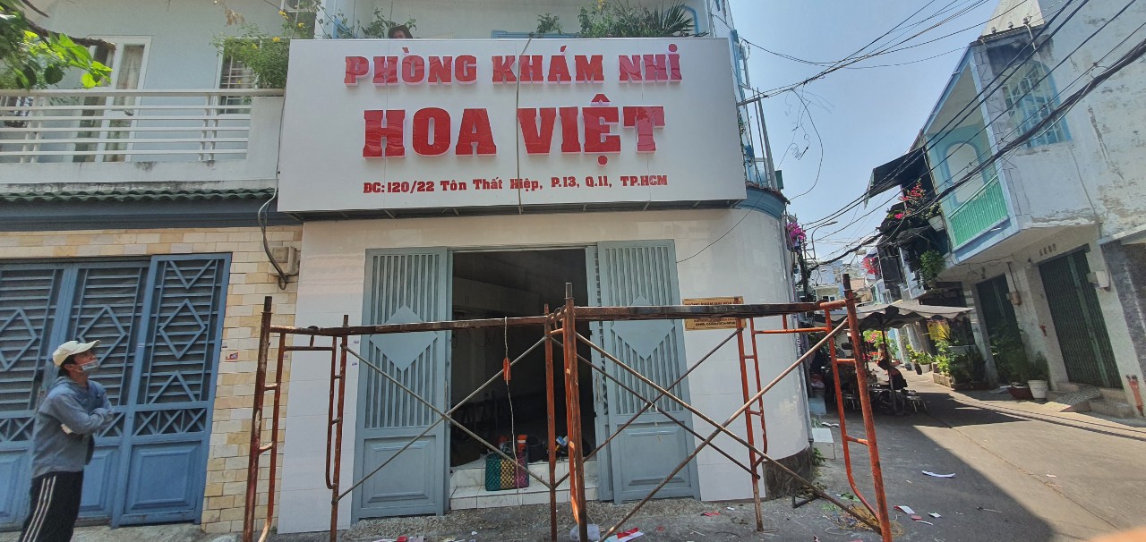 Bảng hiệu alu chữ mica không đèn, lắp đèn pha. 3