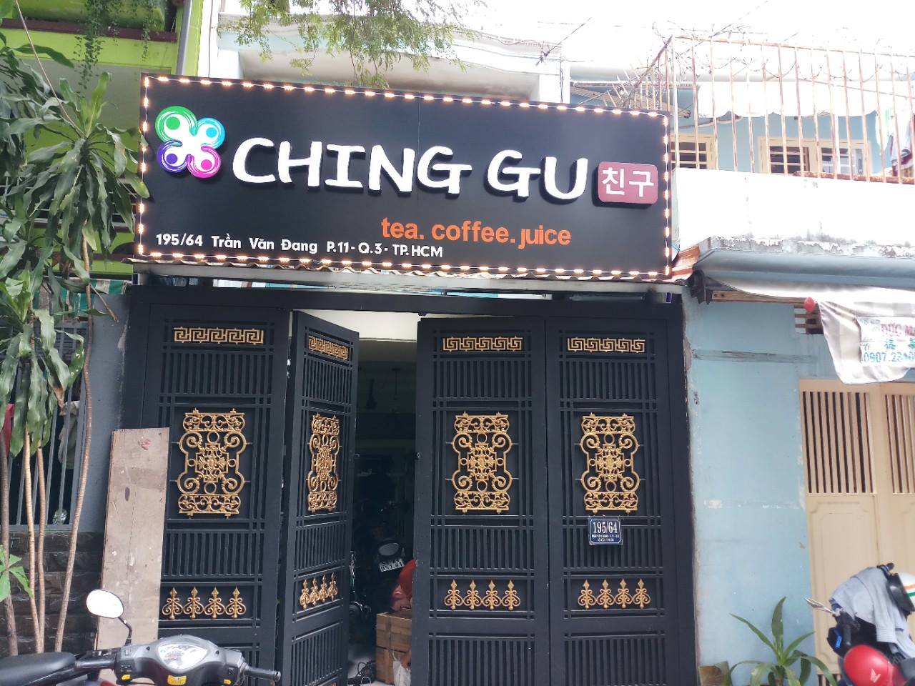 bảng hiệu alu đen có viền led, chứ mica có đèn sáng mặt giá rẻ 2