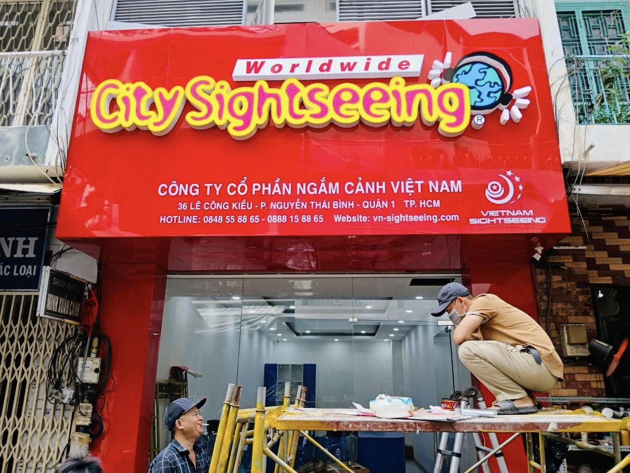 bảng hiệu alu đỏ bóng đẹp, chữ mica có đèn siêu nổi 2