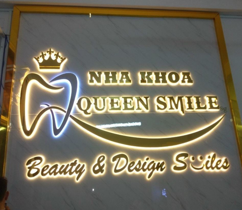 Bảng hiệu alu vân đá, nội dung chữ alu gương đèn sáng hông.