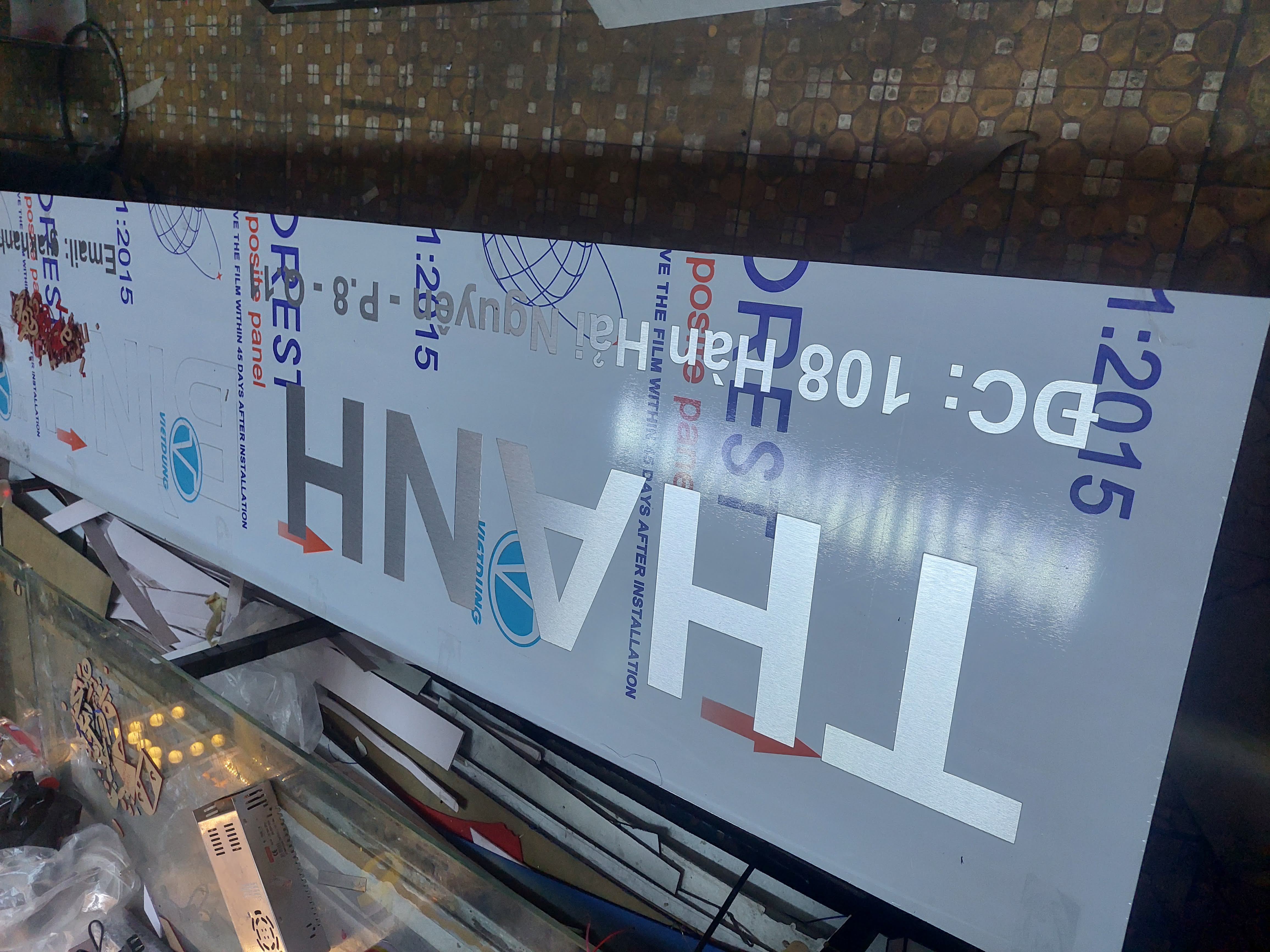Bảng hiệu alu xước, nội dung chữ mica có đèn 3