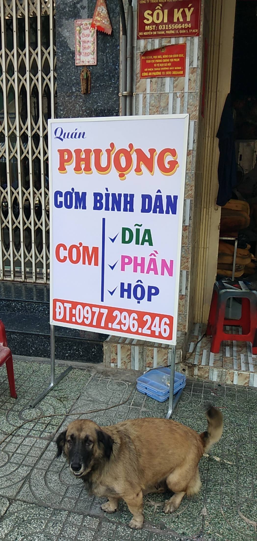 bảng hiệu bạt có chân đứng không đèn 2
