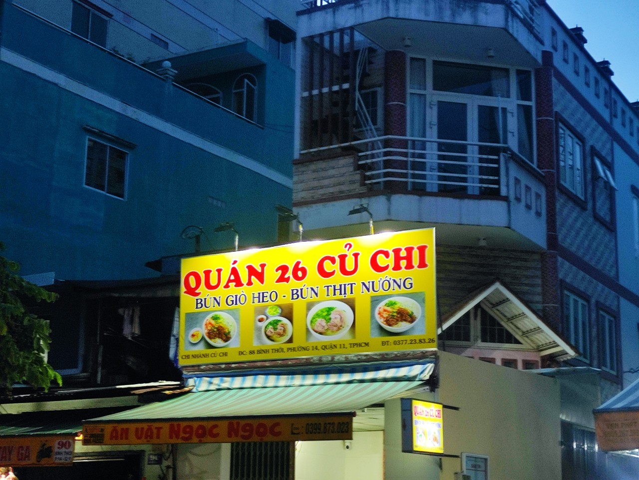Bảng hiệu bạt hiflex lắp đèn pha 3