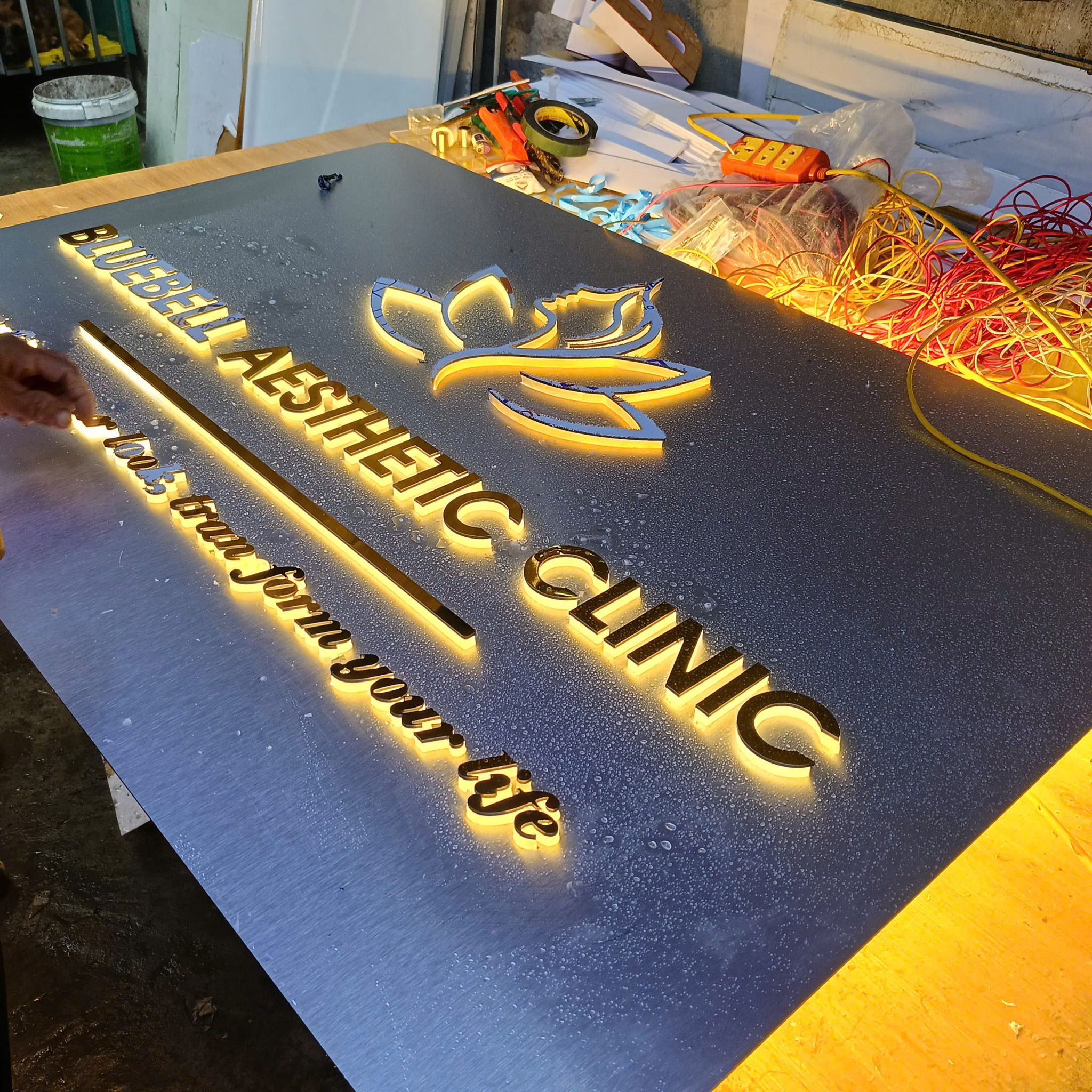 bảng hiệu chữ alu gương sáng hông đẹp - giá rẻ 2