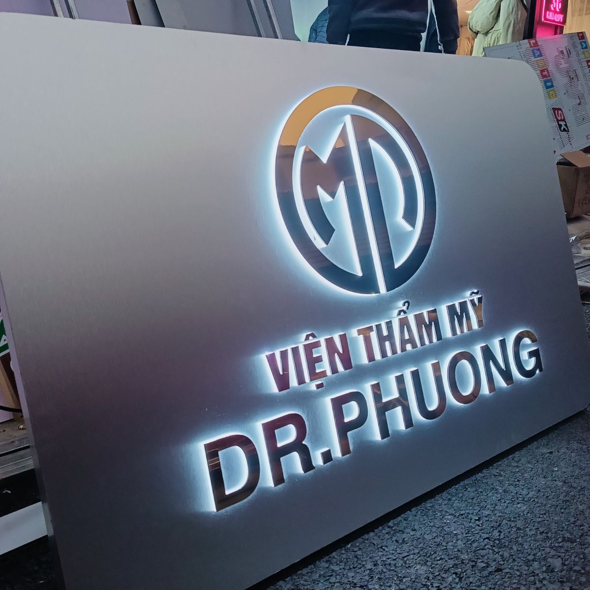 bảng hiệu chữ alu sáng chân đèn màu trắng đẹp, giá rẻ 2