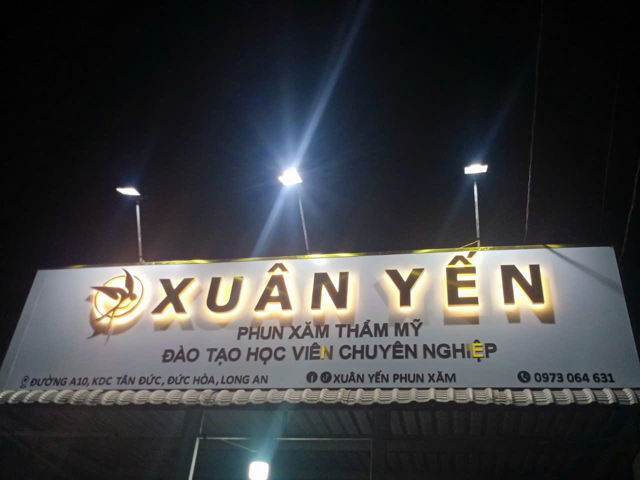bảng hiệu chữ có đèn sáng chân, có lắp đèn pha giá bình dân 2