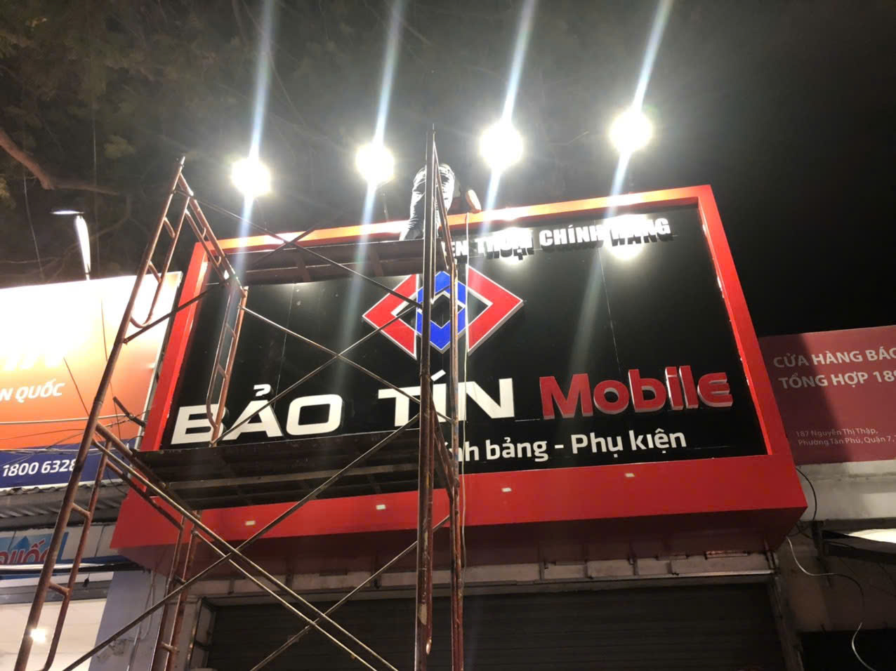 BẢNG HIỆU CHỮ NỔI MICA CÓ ĐÈN SÁNG MẶT – NỀN ALU BÓNG SANG TRỌNG, HIỆN ĐẠI VÀ ĐẲNG CẤP 3
