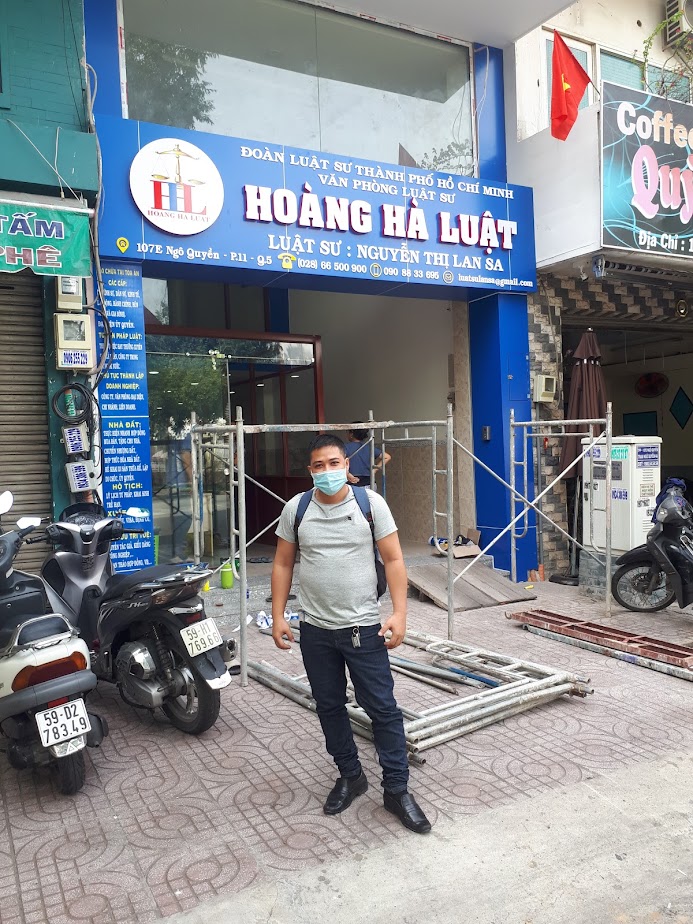 Bảng hiệu chữ nổi mica không đèn – nền ốp alu sang trọng và bền đẹp 2