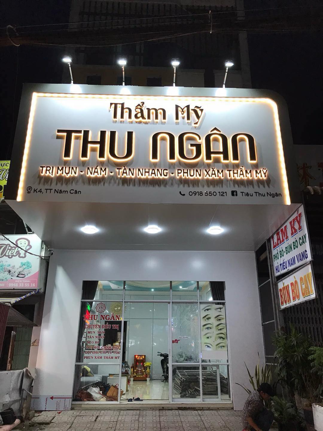 Bảng hiệu cửa hàng thẩm mỹ mặt dựng alu trắng, chữ mica đèn sáng hông đẹp 2