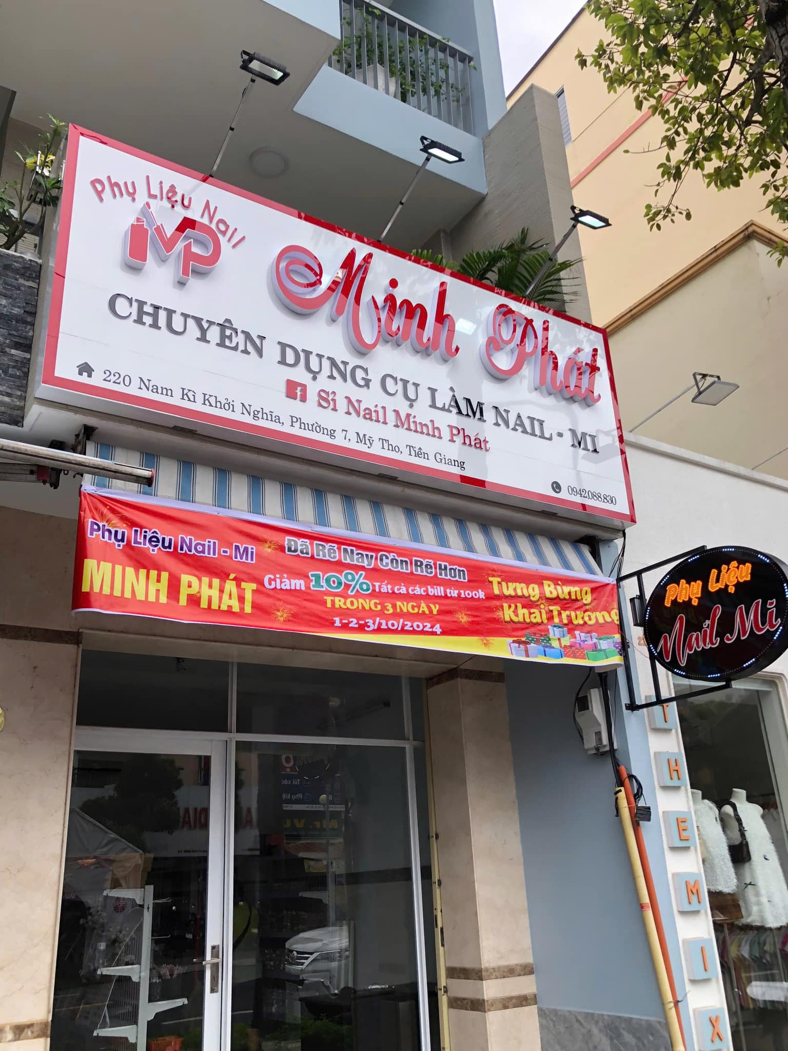 bảng hiệu dụng cụ làm nail chất liệu alu bóng, chữ mica 2