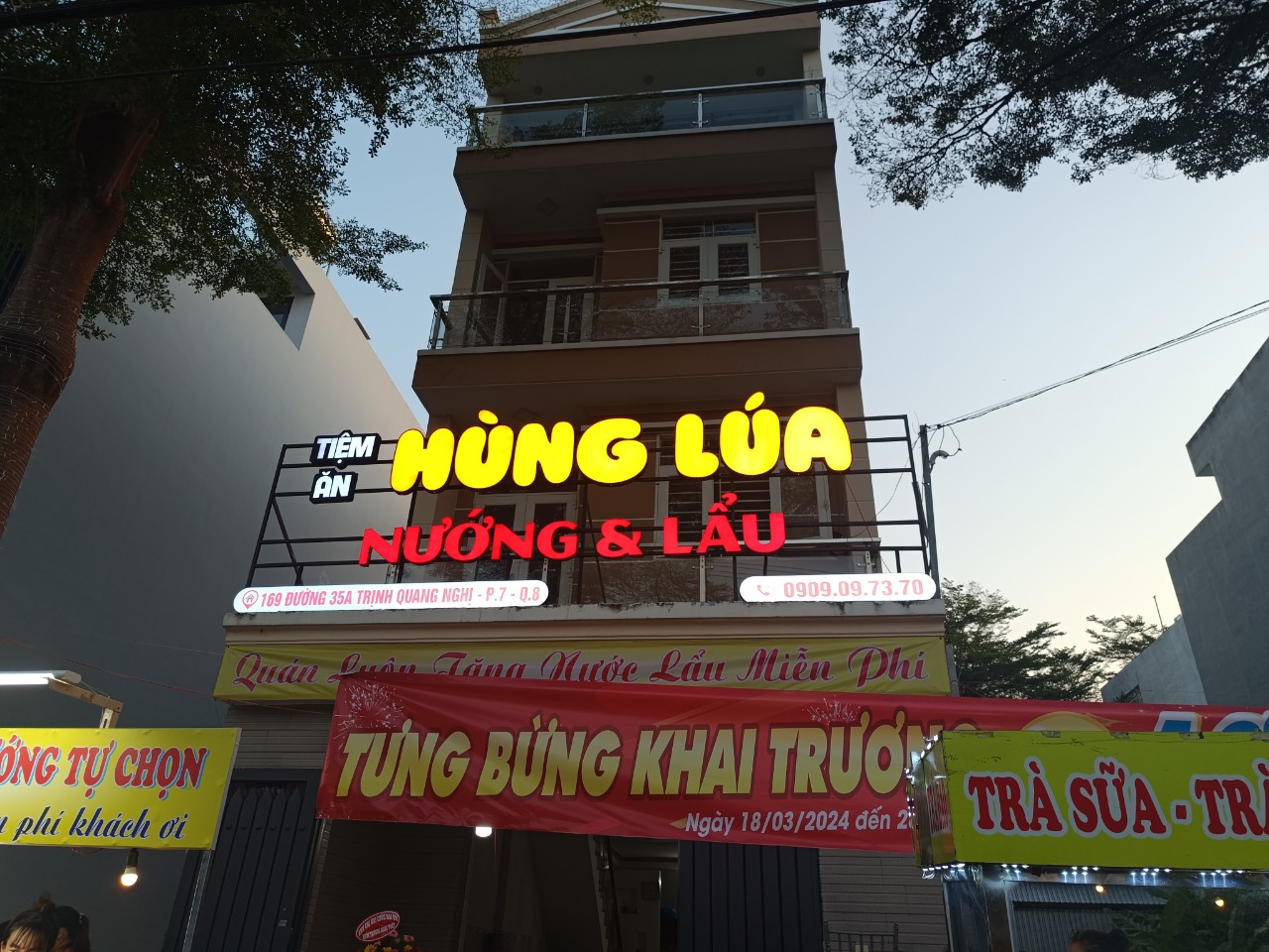 Bảng hiệu khung sắt chữ mica có đèn sáng mặt 2