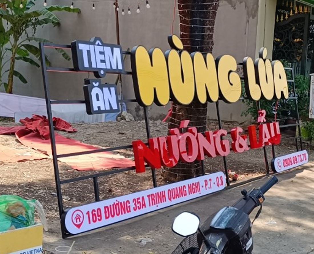 Bảng hiệu khung sắt chữ mica có đèn sáng mặt 3