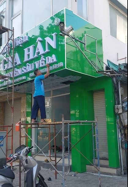 Bảng hiệu nền alu bóng, chữ mica đèn sáng mặt. 2