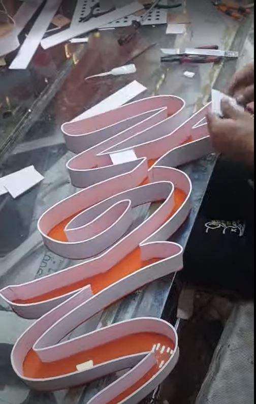 Bảng hiệu nền Alu, chữ Mica không đèn – Giải pháp quảng cáo tiết kiệm, thẩm mỹ 2