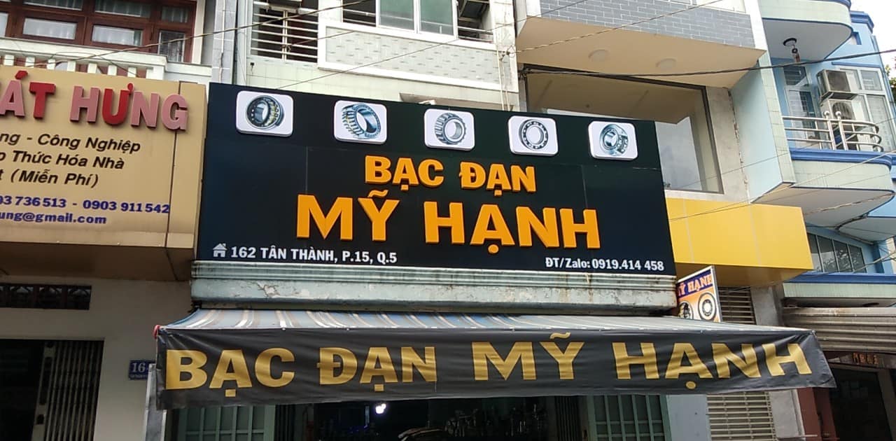 bảng hiệu nền alu chữ mica 2