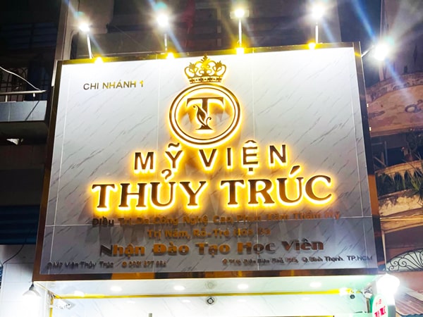 Bảng hiệu nền alu vân đá, chữ inox sáng chân và lắp đèn pha 2