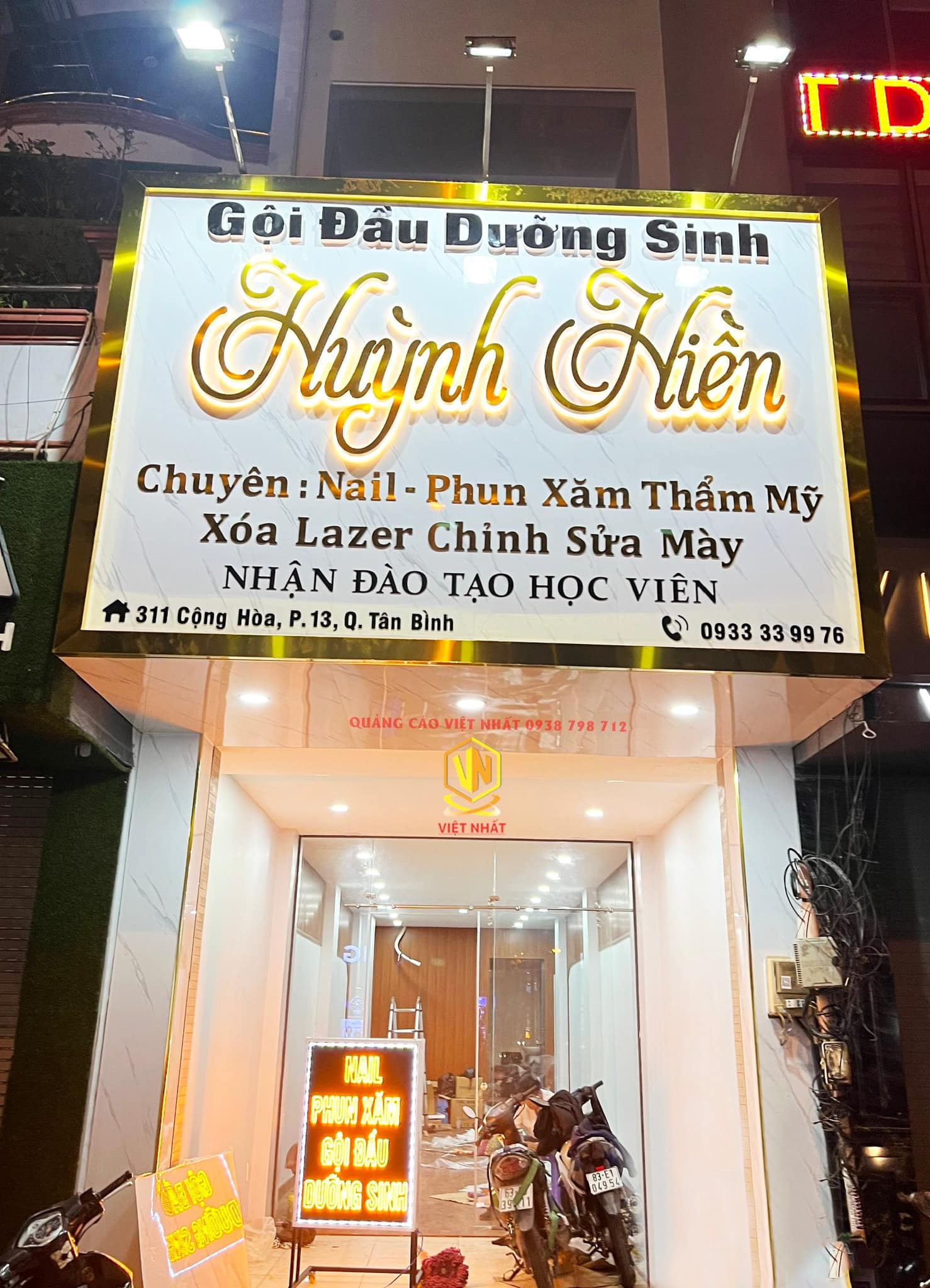 bảng hiệu nền alu vân đá đẹp, chữ đèn sáng chân sang trọng 2