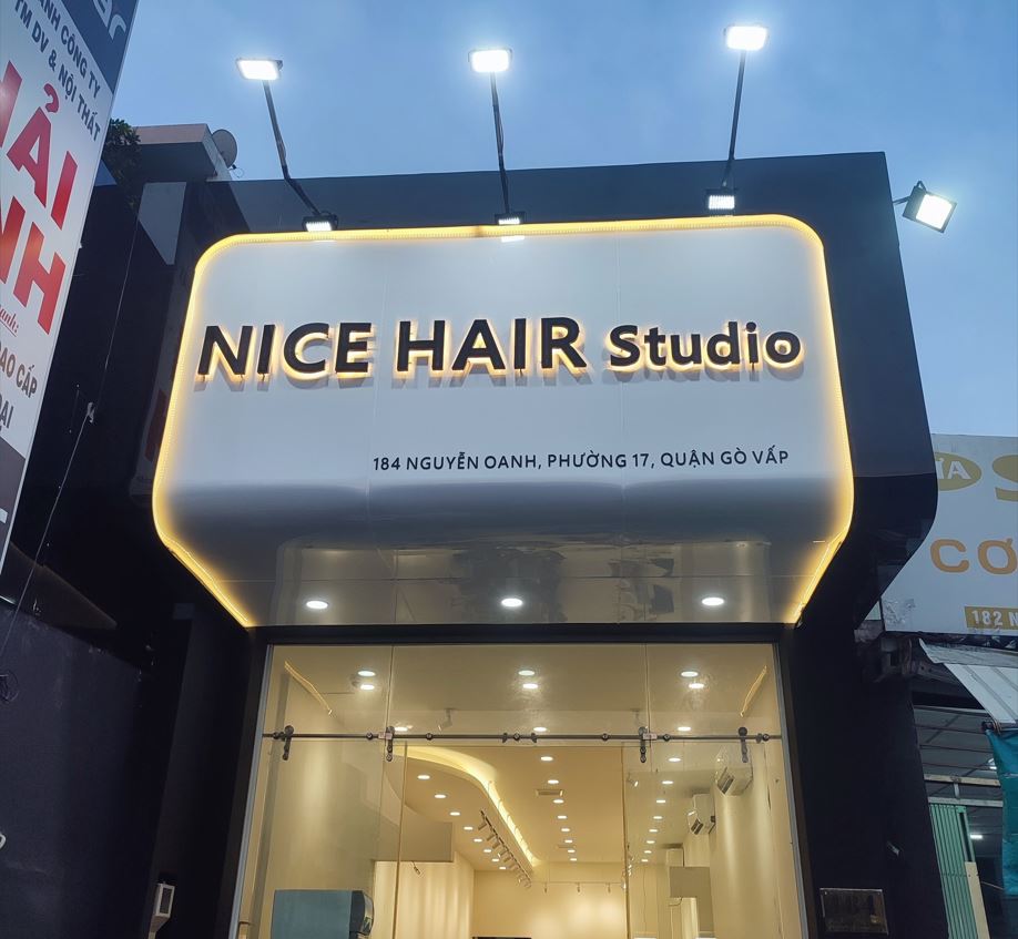 🌟 Bảng Hiệu Nền Đen Bóng - Chữ Đèn Sáng Chân: Sự Lựa Chọn Đẳng Cấp Cho Doanh Nghiệp