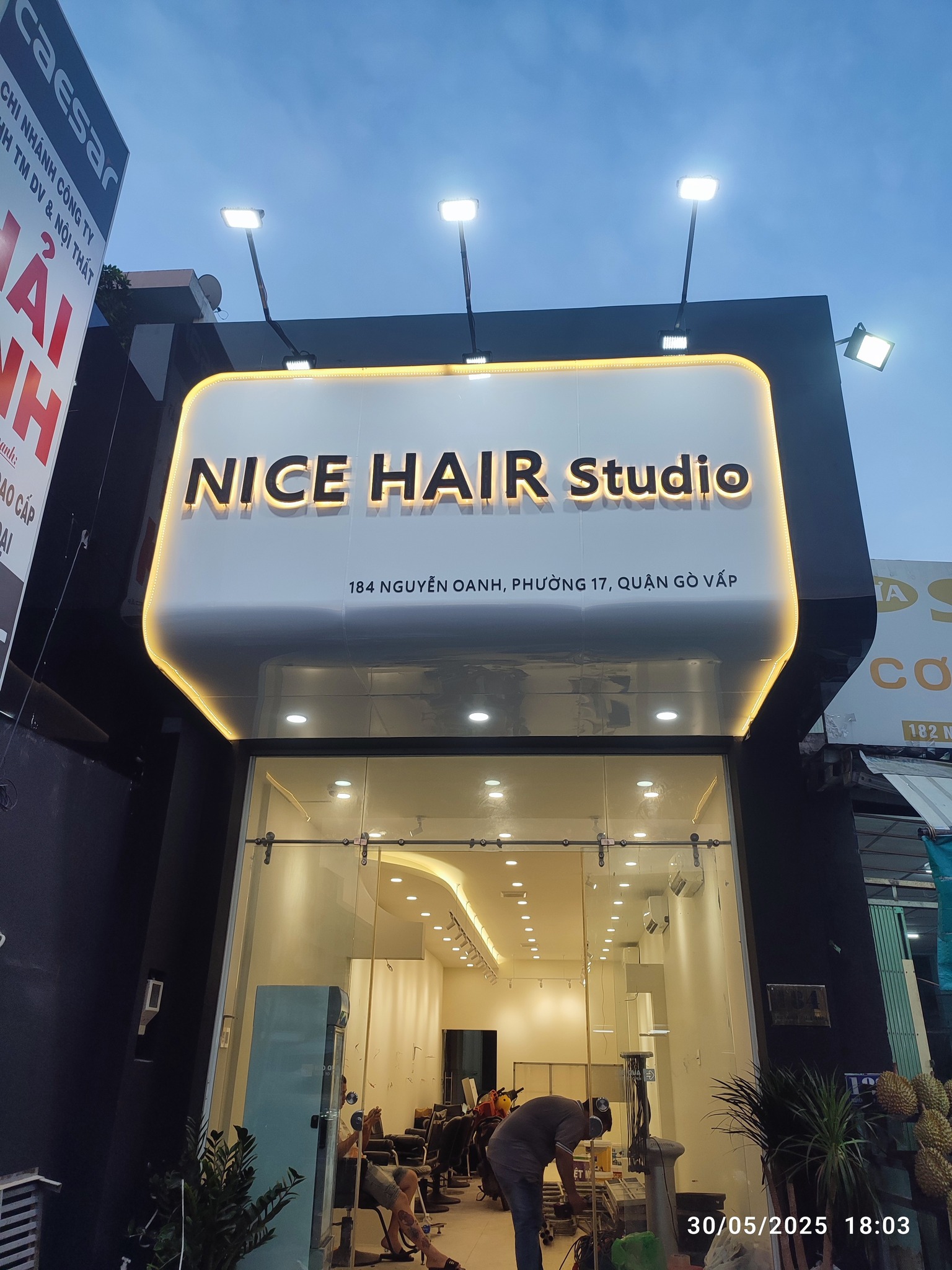 🌟 Bảng Hiệu Nền Đen Bóng - Chữ Đèn Sáng Chân: Sự Lựa Chọn Đẳng Cấp Cho Doanh Nghiệp 3