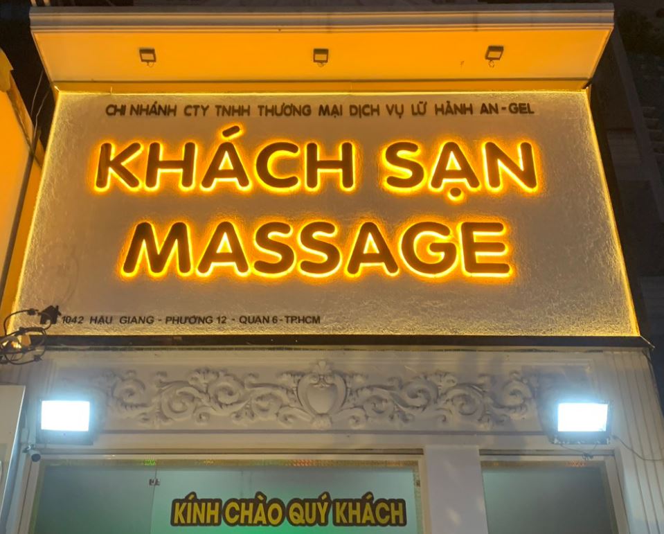 Bảng hiệu nền thạch cao, nội dung chữ alu gương có đèn sáng chân 2