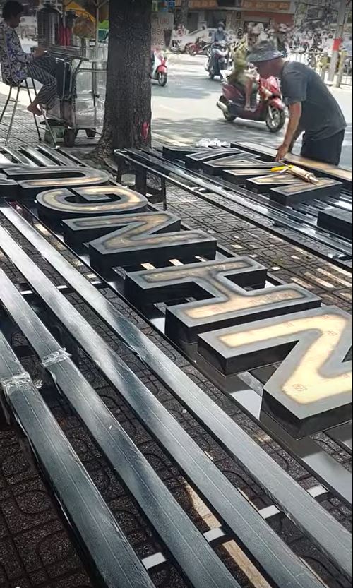 BẢNG HIỆU NỀN THANH LAM TÔN – CHỮ NỔI MICA SÁNG MẶT 2