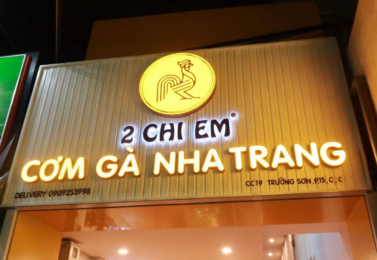 bảng hiệu nền tôn dập 3D, chữ mica sáng mặt siêu nổi