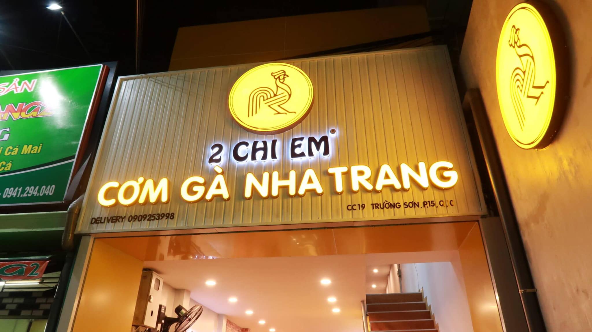 bảng hiệu nền tôn dập 3D, chữ mica sáng mặt siêu nổi 2