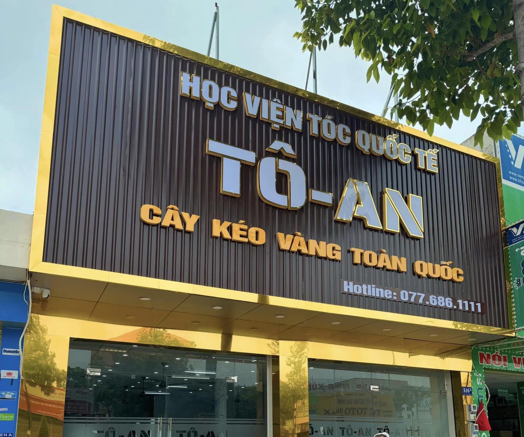 bảng hiệu nền tôn dập sóng, chữ nổi mica đẹp 2