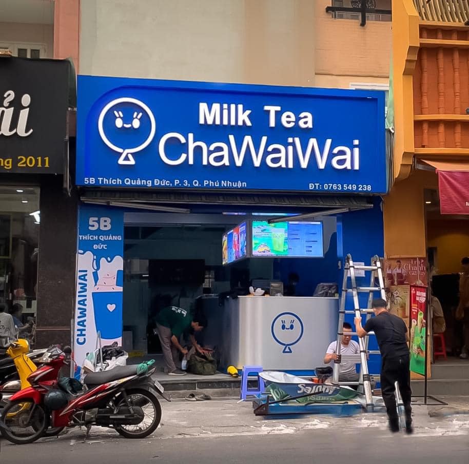 bảng hiệu nền xanh, chữ mica trắng đèn sáng mặt 2