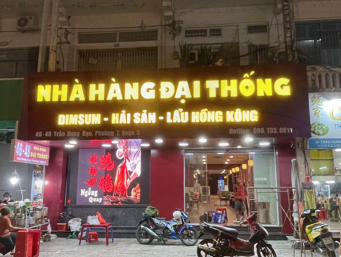 bảng hiệu nhà hàng chữ nổi mica vàng có đèn sáng mặt