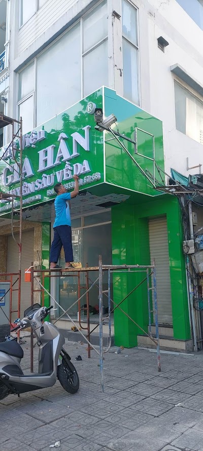 Bảng Hiệu Quảng Cáo Nền Alu Chữ Mica Có Đèn – Sang Trọng, Hiện Đại 2