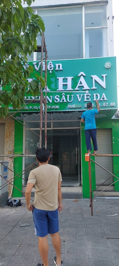 Bảng Hiệu Quảng Cáo Nền Alu Chữ Mica Có Đèn – Sang Trọng, Hiện Đại 3