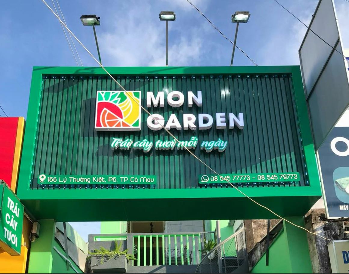 bảng hiệu shop trái cây nền thanh nhựa giả gỗ, nội dung chữ mica nổi khối đẹp