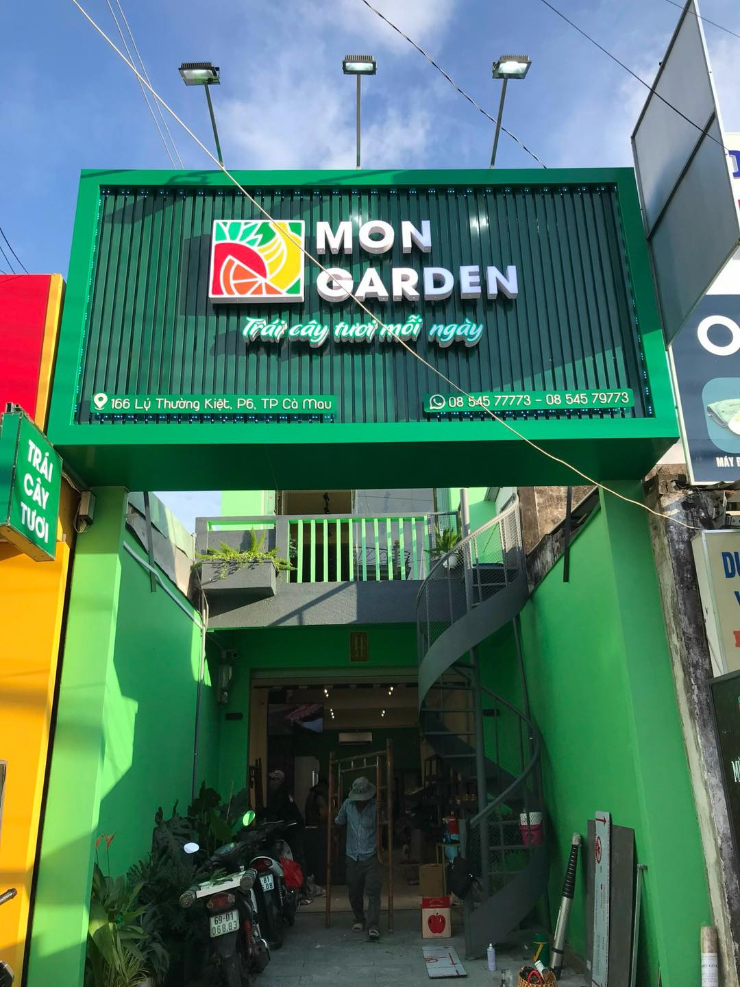 bảng hiệu shop trái cây nền thanh nhựa giả gỗ, nội dung chữ mica nổi khối đẹp 2