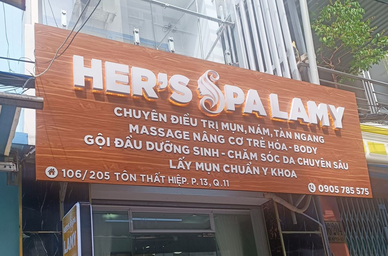 🌿 Bảng Hiệu Spa Nền Alu Vân Gỗ - Chữ Đèn Hắt Chân