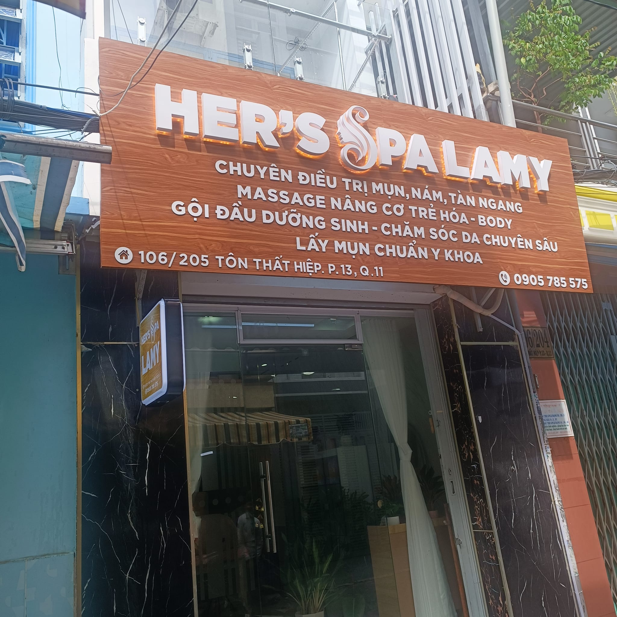 🌿 Bảng Hiệu Spa Nền Alu Vân Gỗ - Chữ Đèn Hắt Chân 2