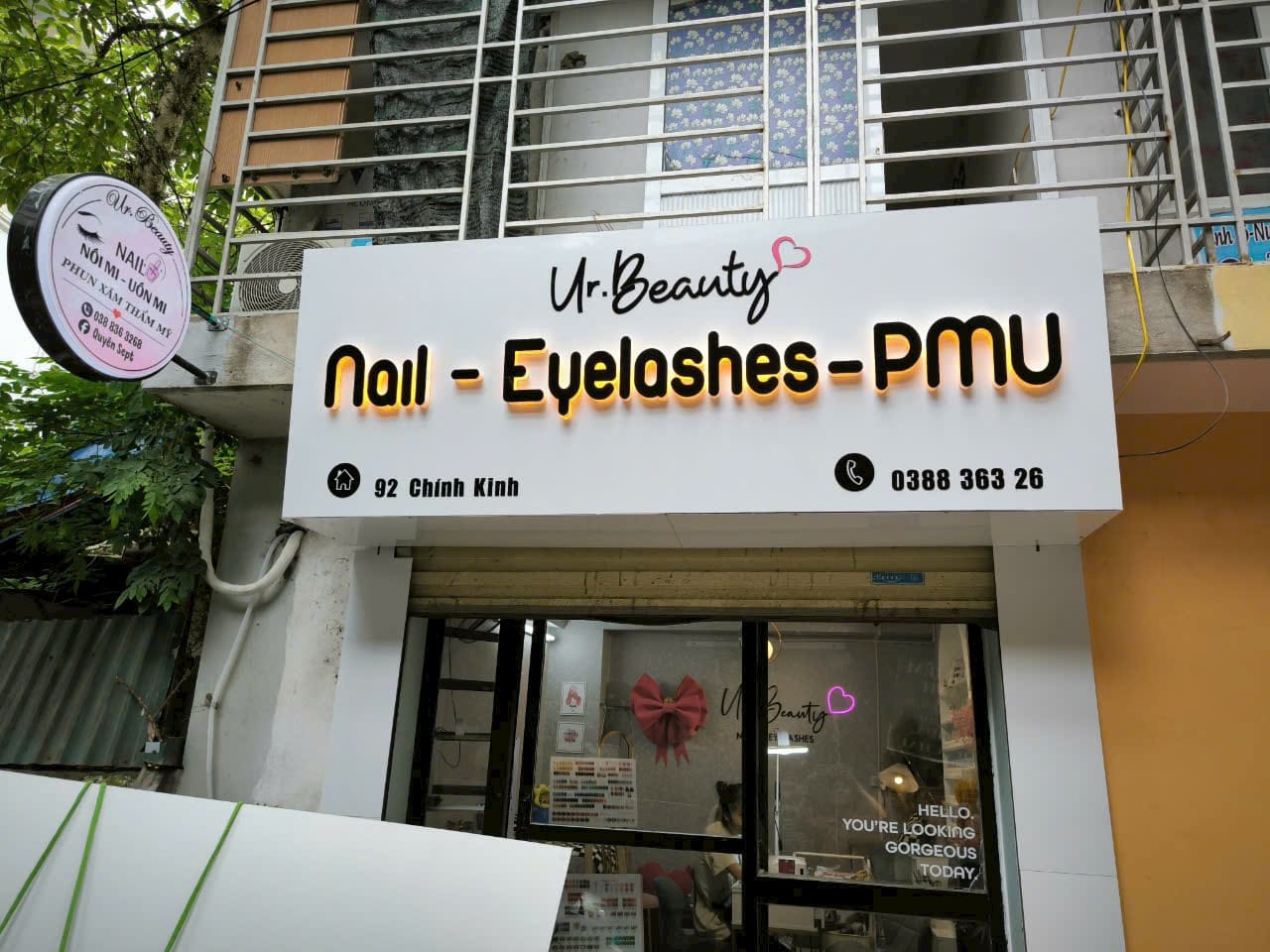 bảng hiệu spa nền trắng đèn sáng hắc chân đẹp sang trọng 2