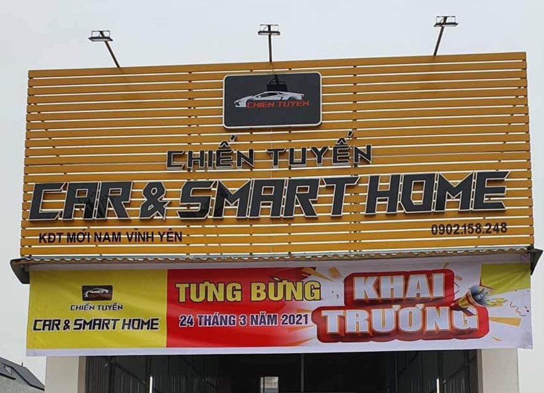 bảng hiệu thanh lam tôn chiếu sáng bằng đèn pha điện