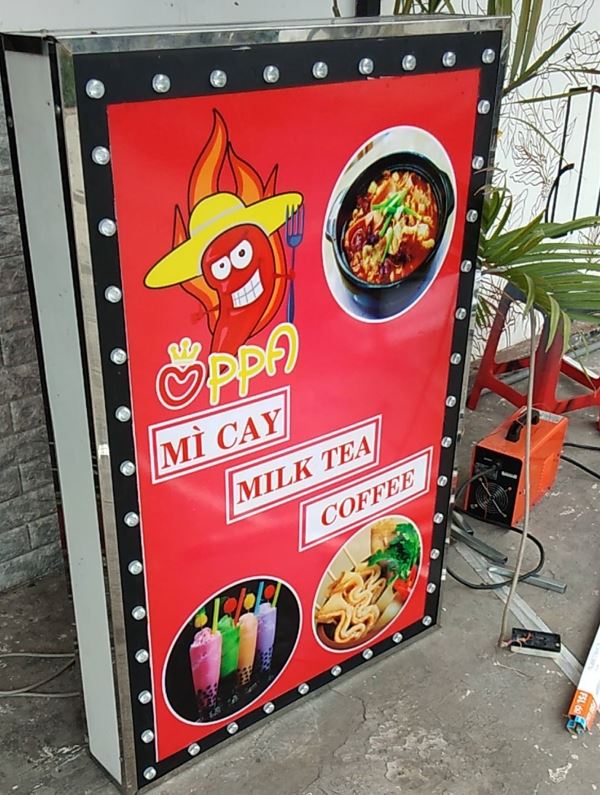 Bảng hiệu vẫy alu dán decal có led viền 2 mặt