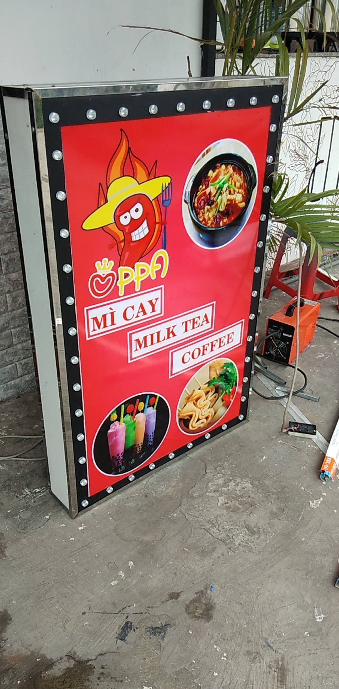 Bảng hiệu vẫy alu dán decal có led viền 2 mặt 2