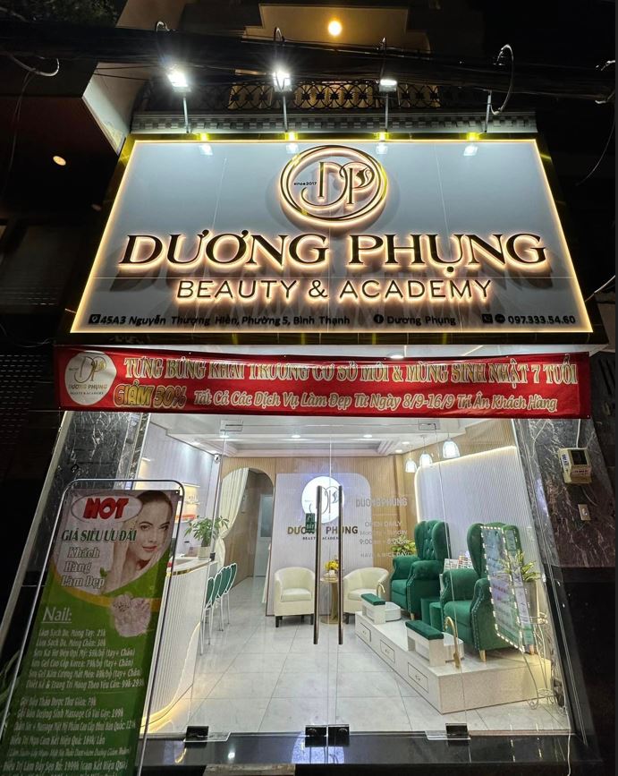 bảng quảng cáo chữ alu đèn sáng hắt chân siêu nổi, có lắp đèn pha 2