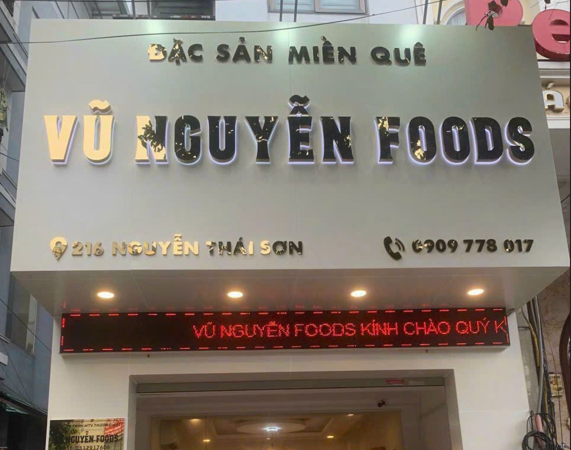 bảng quảng cáo chữ inox đèn sáng chân sang trọng