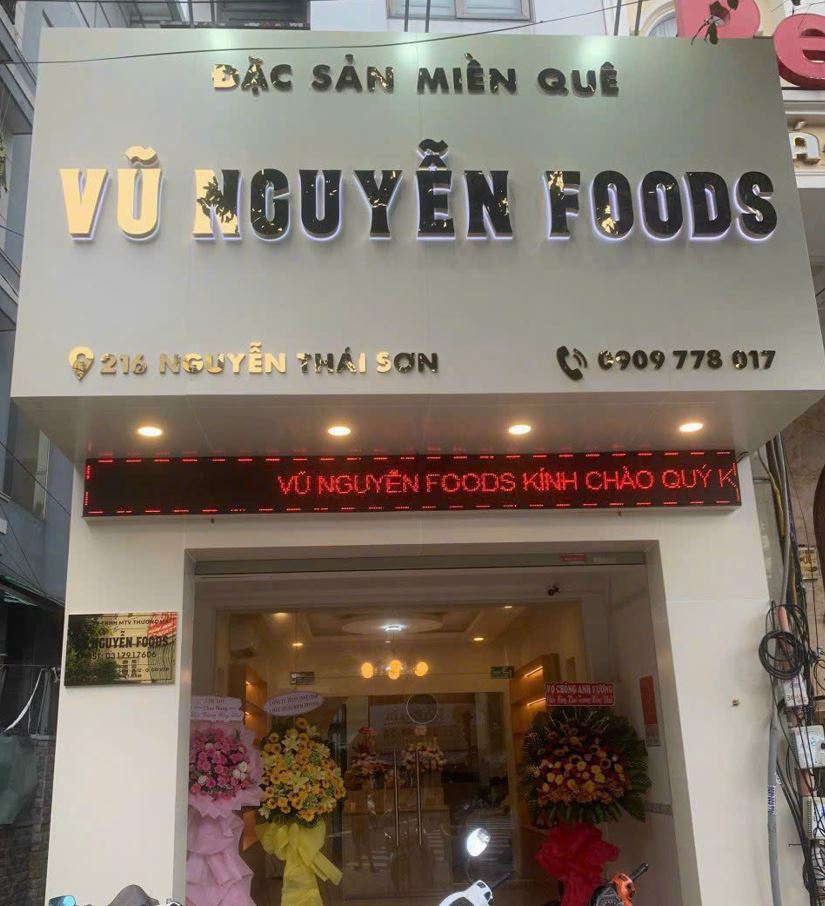 bảng quảng cáo chữ inox đèn sáng chân sang trọng 2