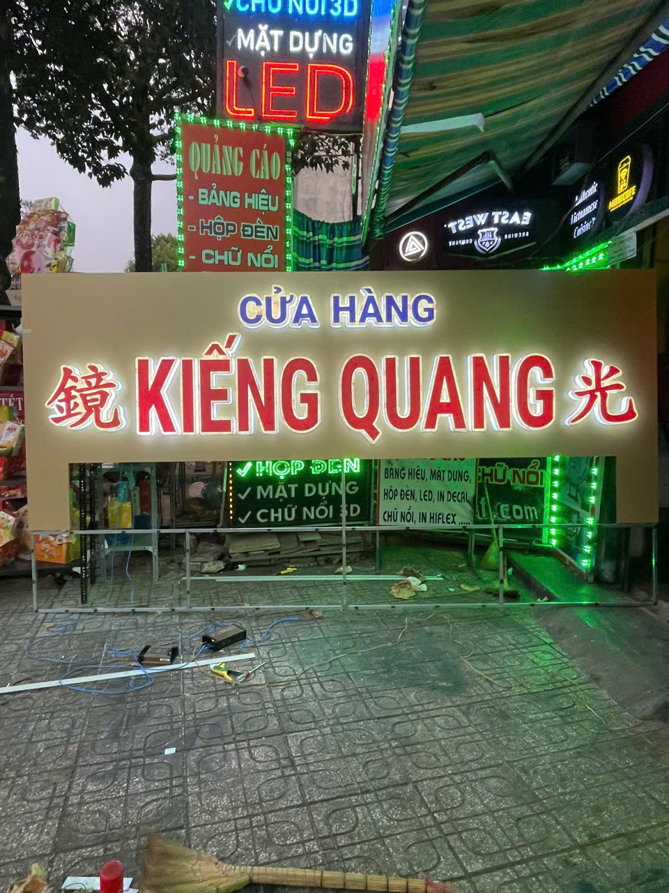 bảng quảng cáo chữ mica đèn sáng hông đẹp, sang trọng 2