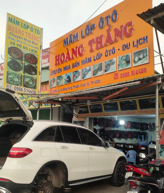 bảng quảng cáo nền vàng chữ mica không đèn, đơn giản giá rẻ 2