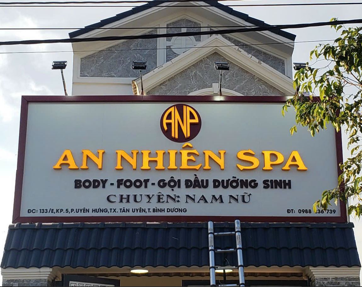 bảng quảng cáo spa giá rẻ, chữ mica vàng có đèn đẹp 2