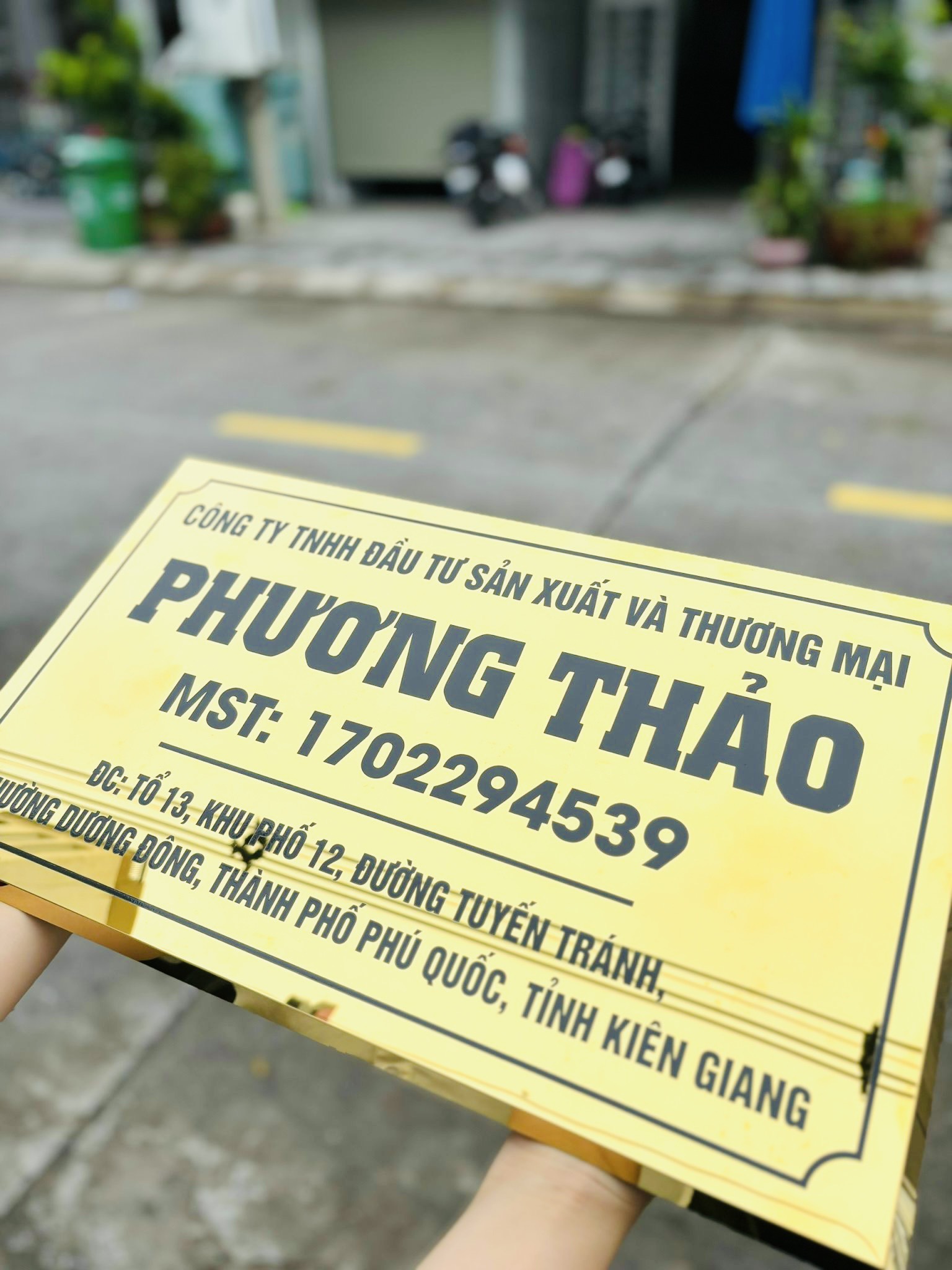bảng tên công ty inox vàng gương chấn cạnh 2